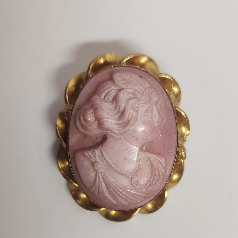 Antique Vintage Elegant gold-tone and pink Cameo fancy raised carved brooch.